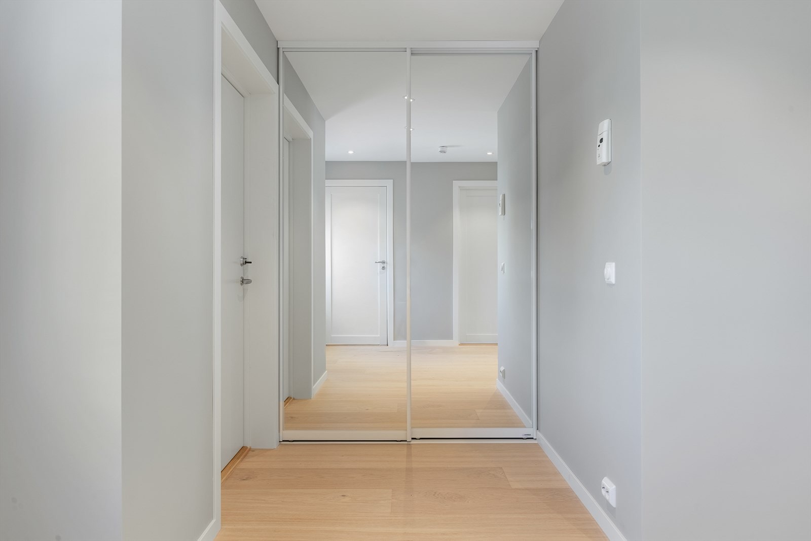 Garderobeskap med speilfronter. Galleribilde