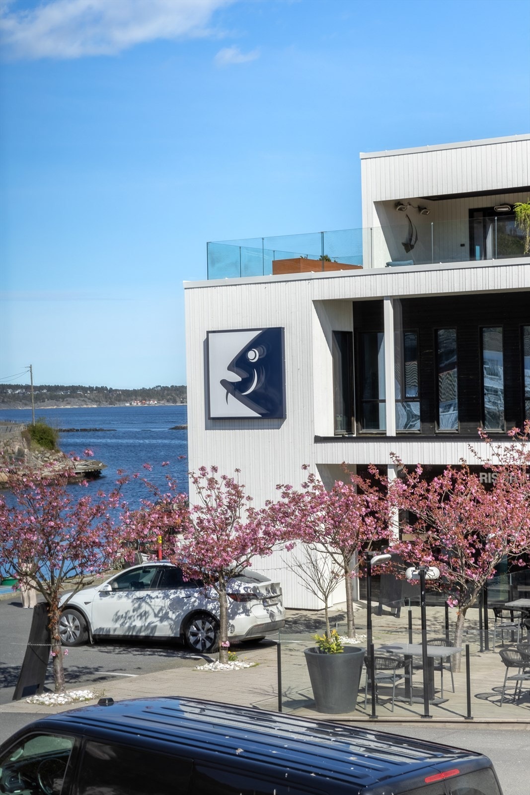 Utsikt mot øst - Her er det kort vei til populære Fiskemottaket, hvor man også kan nyte en herlig middag eller lunsj. Galleribilde