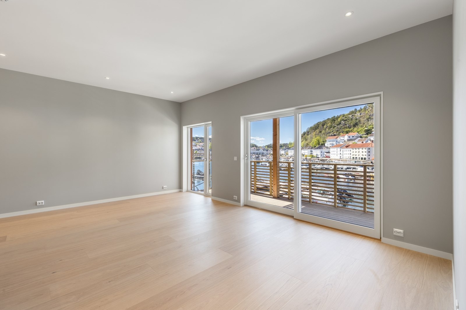 Stor og åpen stue/kjøkkenløsning. Rommet har herlig utsikt mot indre havn. Galleribilde