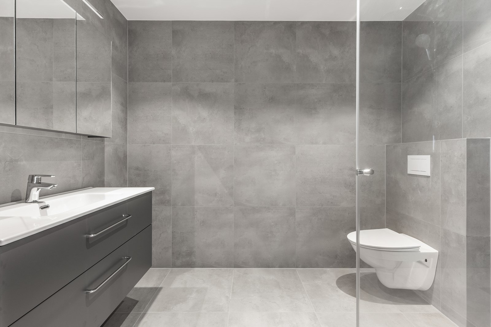 Baderom 2 har servanskap, dusjhjørne og vegghengt wc. Galleribilde