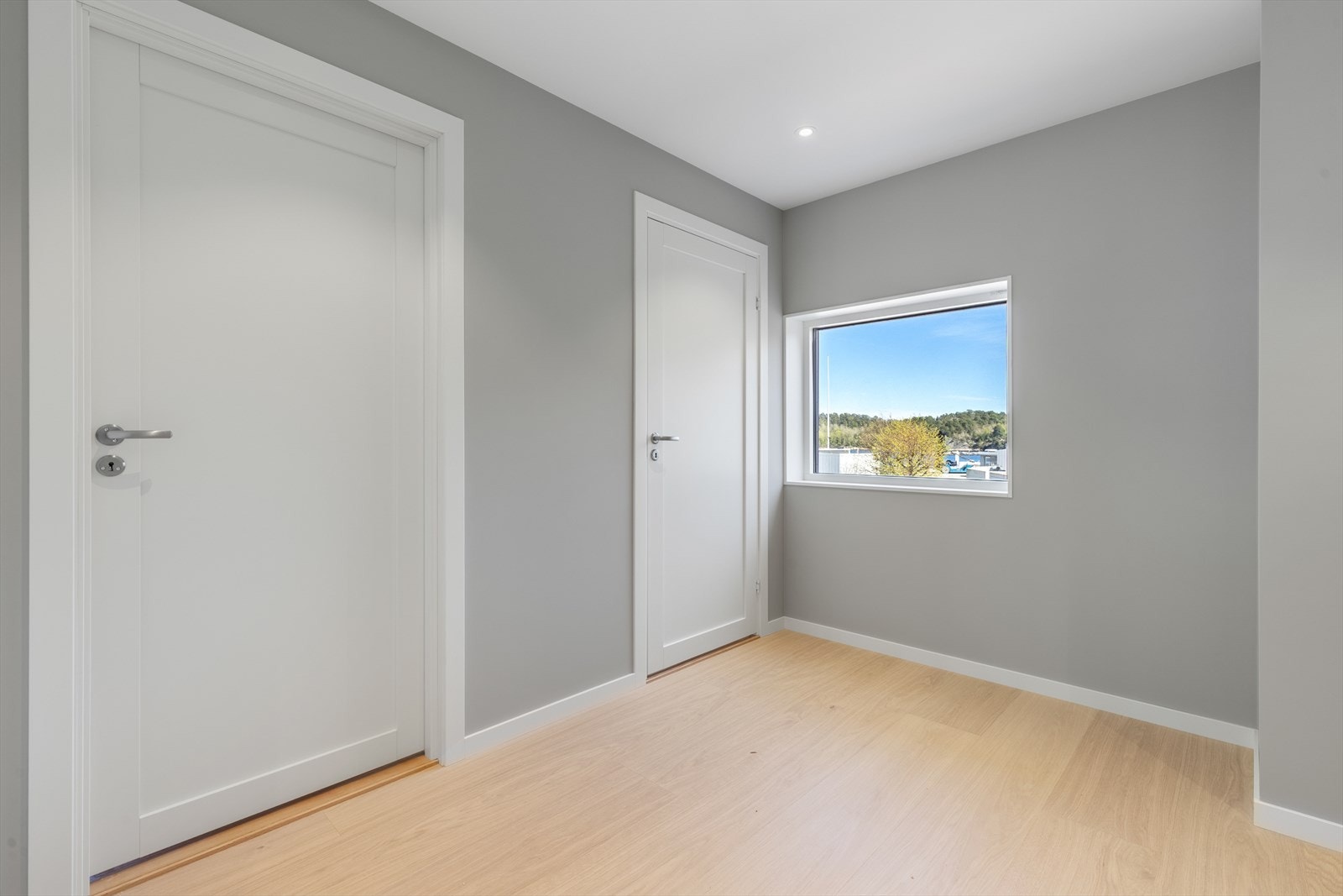 Ellers godt med plass for oppbevaring av klær og sko Galleribilde