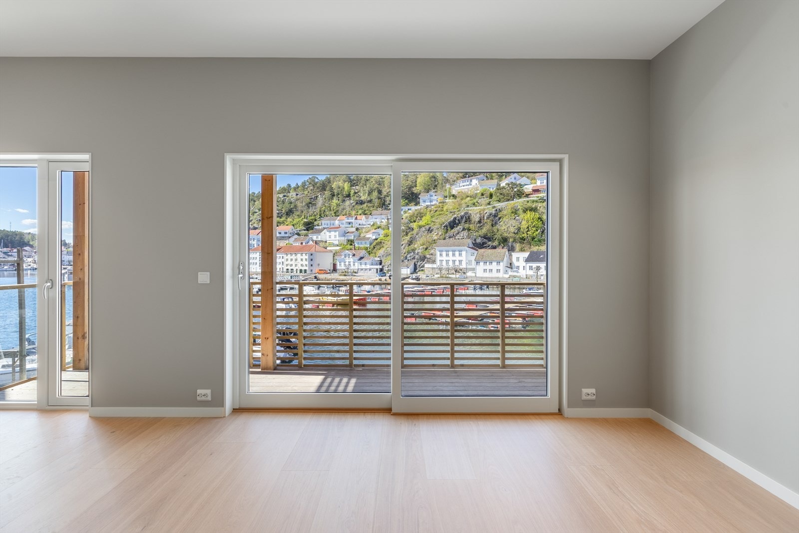 Her kan man åpne skyvedøren ut til balkongen, som for øvrig har sol dag, ettermiddag og kveld. Galleribilde