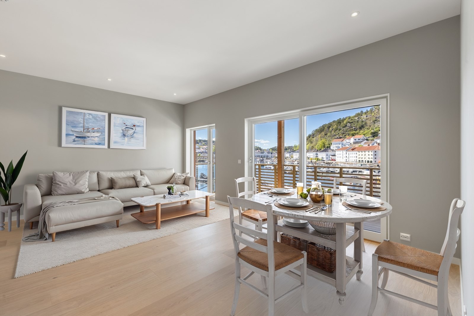 Rommet har herlig utsikt mot indre havn. Her kan man åpne skyvedøren ut til balkongen Galleribilde