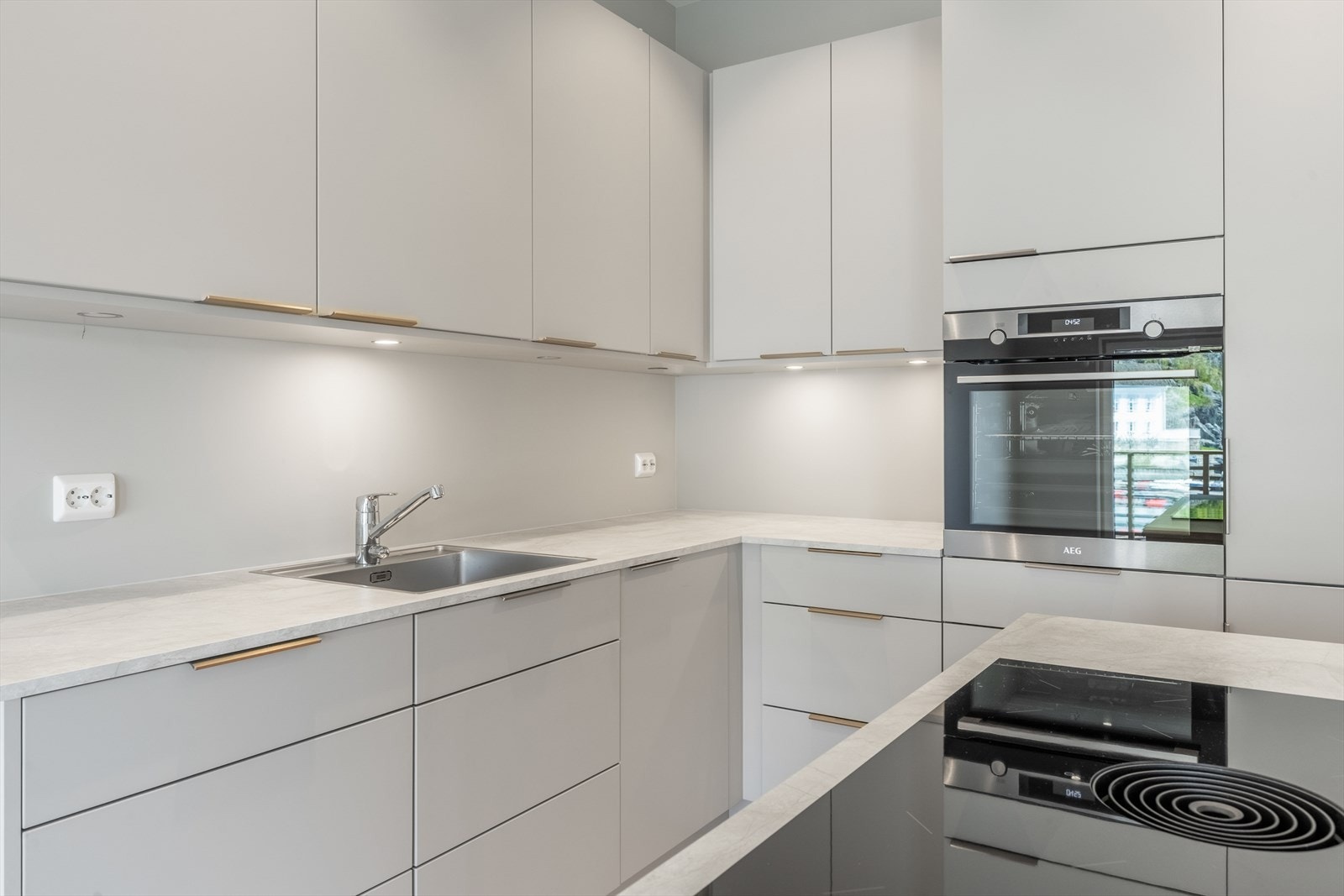 Koketopp har integrert ventilator og er montert i kjøkkenøyen Galleribilde