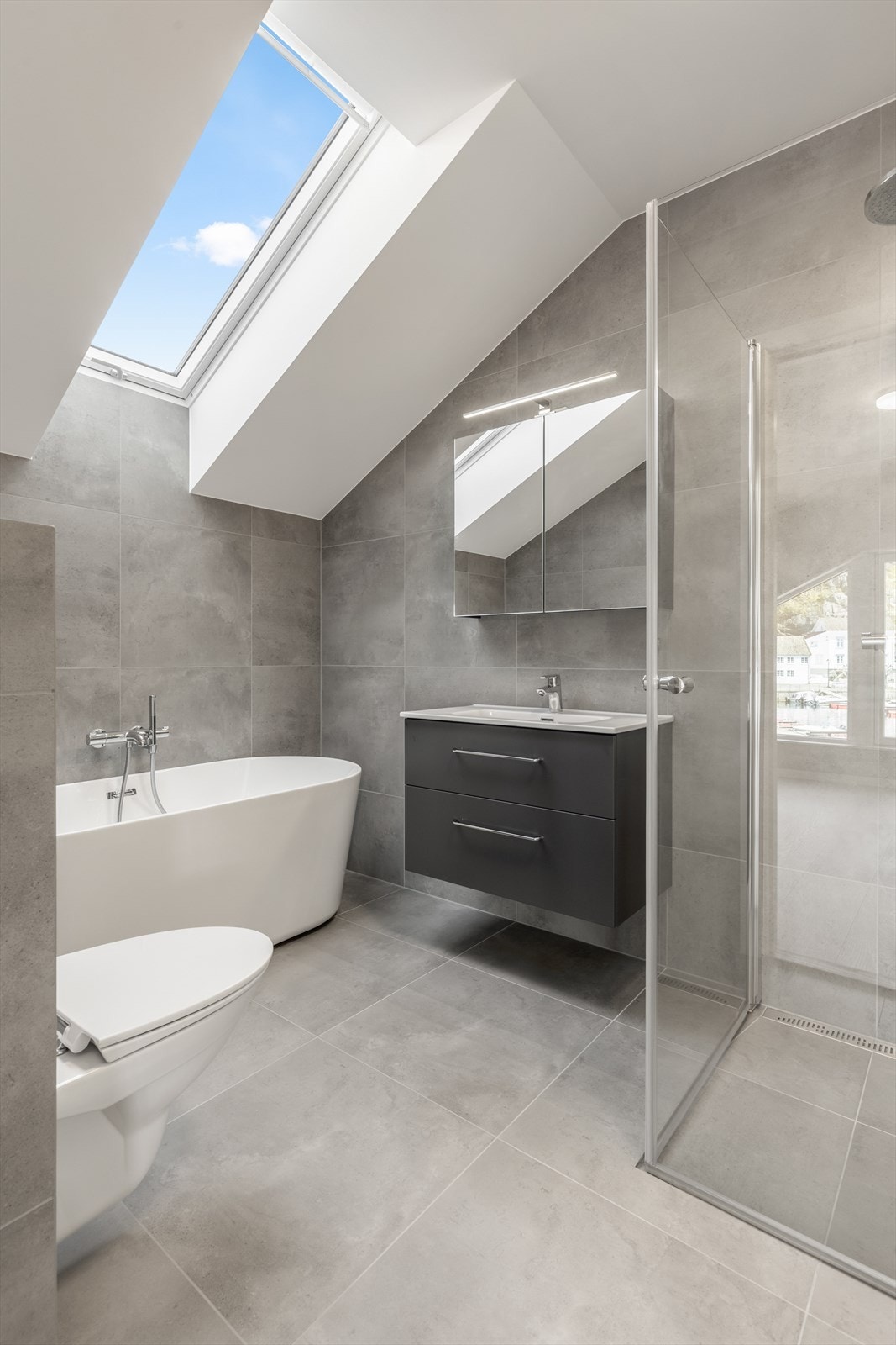 Rommet har gulvvarme, er flislagt og både badekar og dusj. Galleribilde