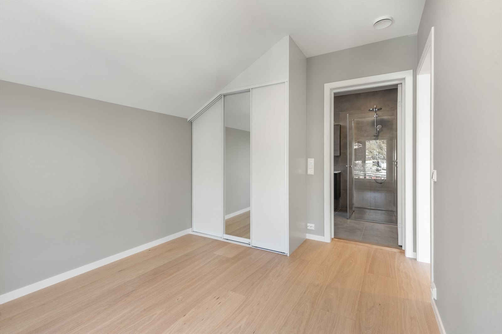 Garderobeskap på hovedsoverom. Galleribilde