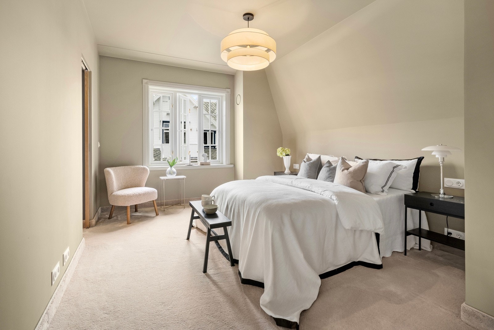 Dagens tre soverom er i andre etasje, der hovedsoverommet ligger i suite med eget bad og garderobe. Galleribilde