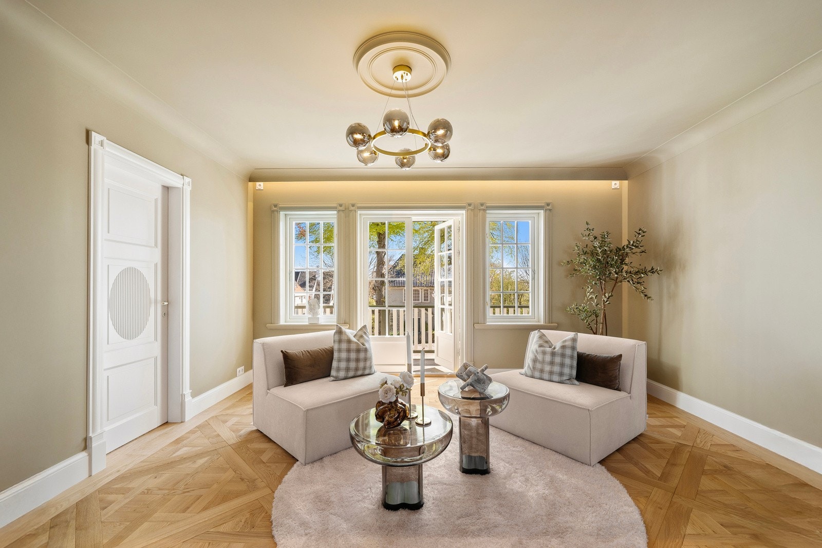 Stuen har to vinduer og en tofløyet balkongdør mot sydøst, med utgang til en fin balkong på ca. 6 kvm. Galleribilde