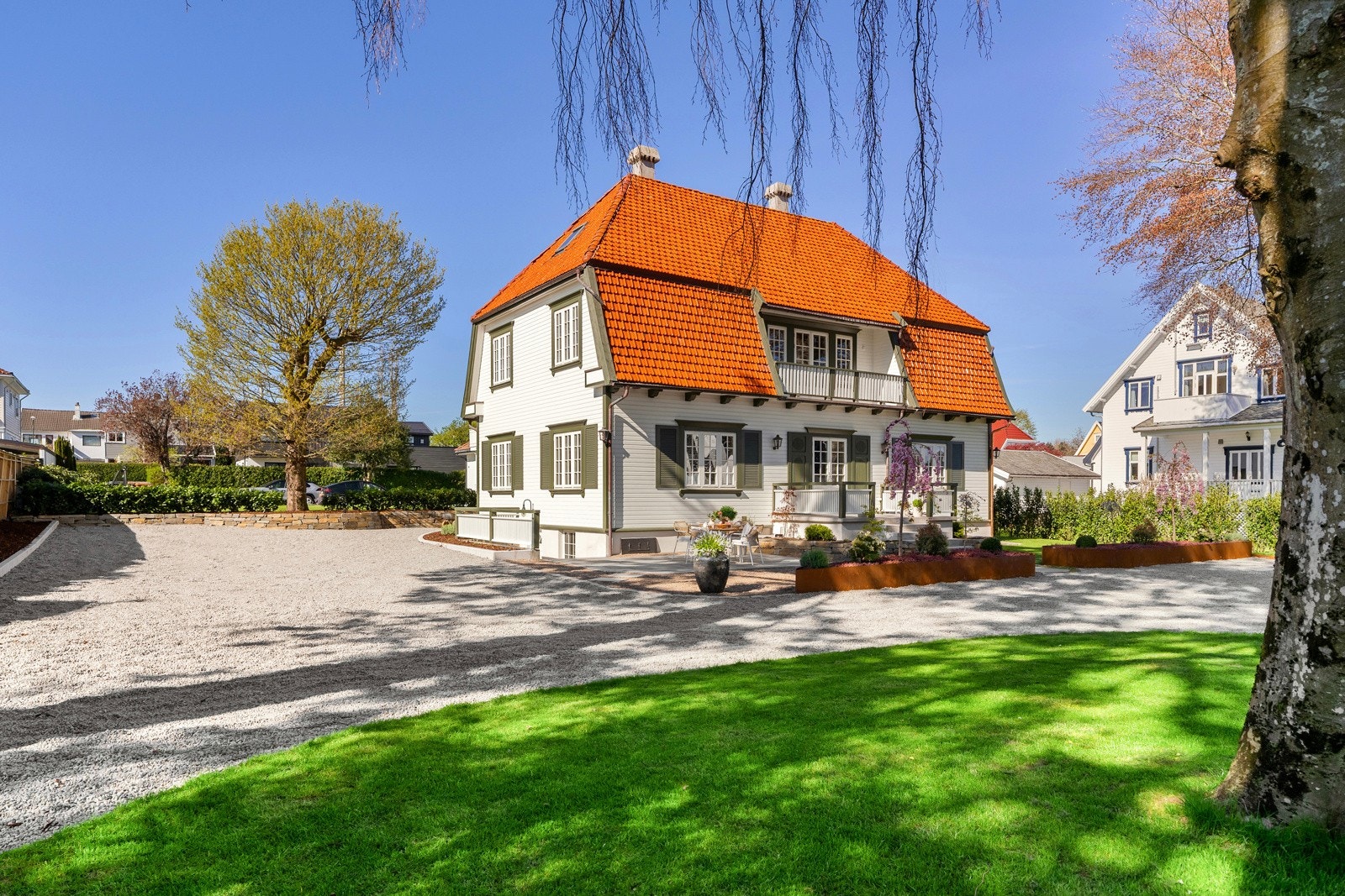 Terrassedøren og vinduene på hver side er utstyrt med grønnmalte skodder, likt som i 1910. Galleribilde