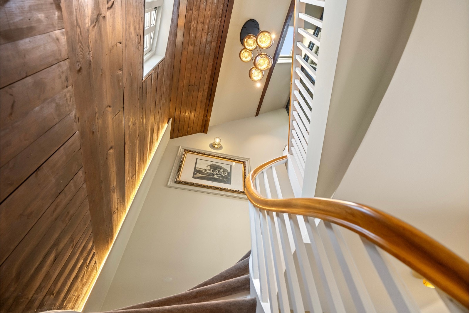 Takhøyden i trapperommet er imponerende med overlys fra buet vindu og takvindu. Galleribilde