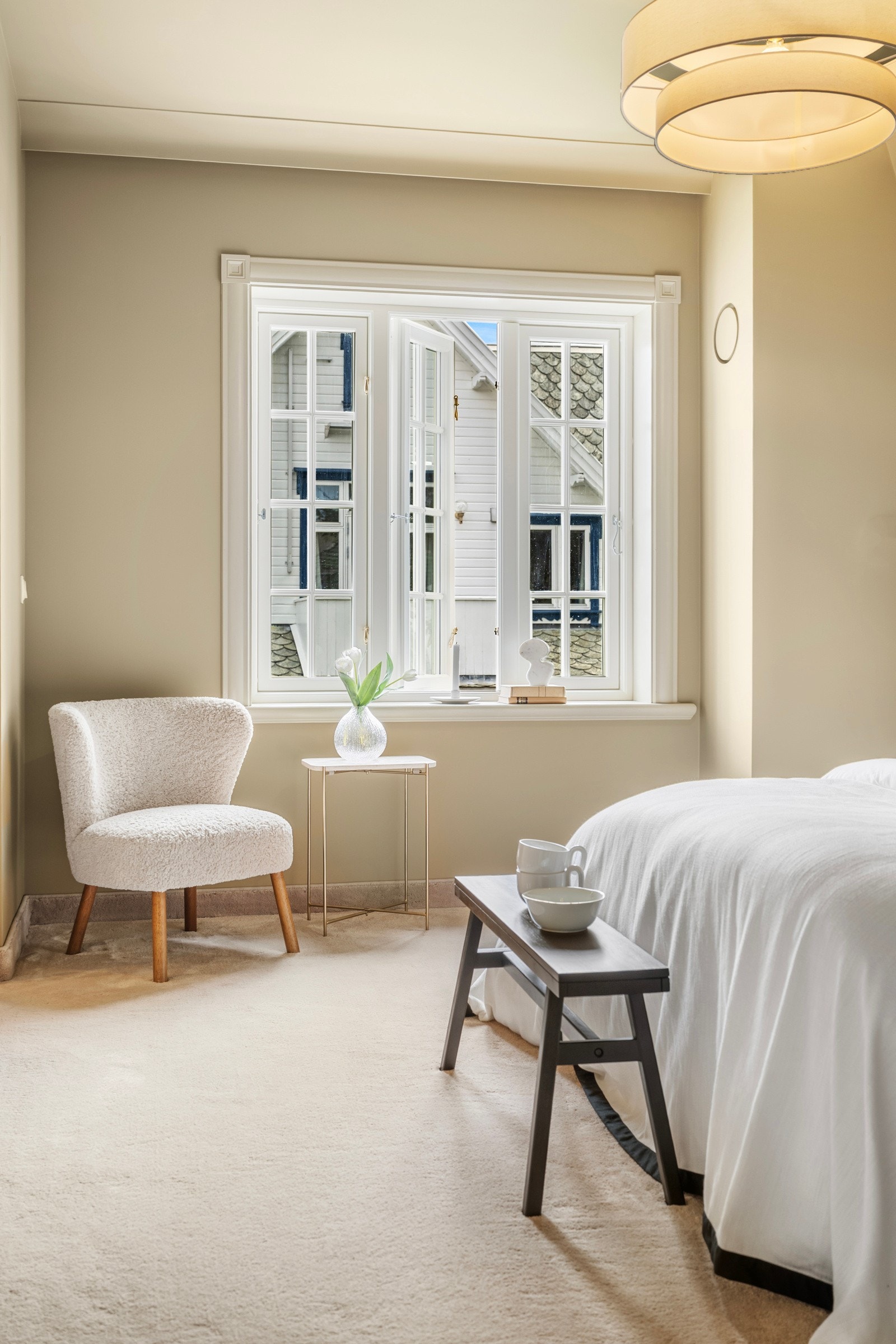 Rommene er behagelig innredet med myke, lyse gulvtepper, kombinert med listefrie himlinger og glatte veggflater malt i samme nyanse. Galleribilde