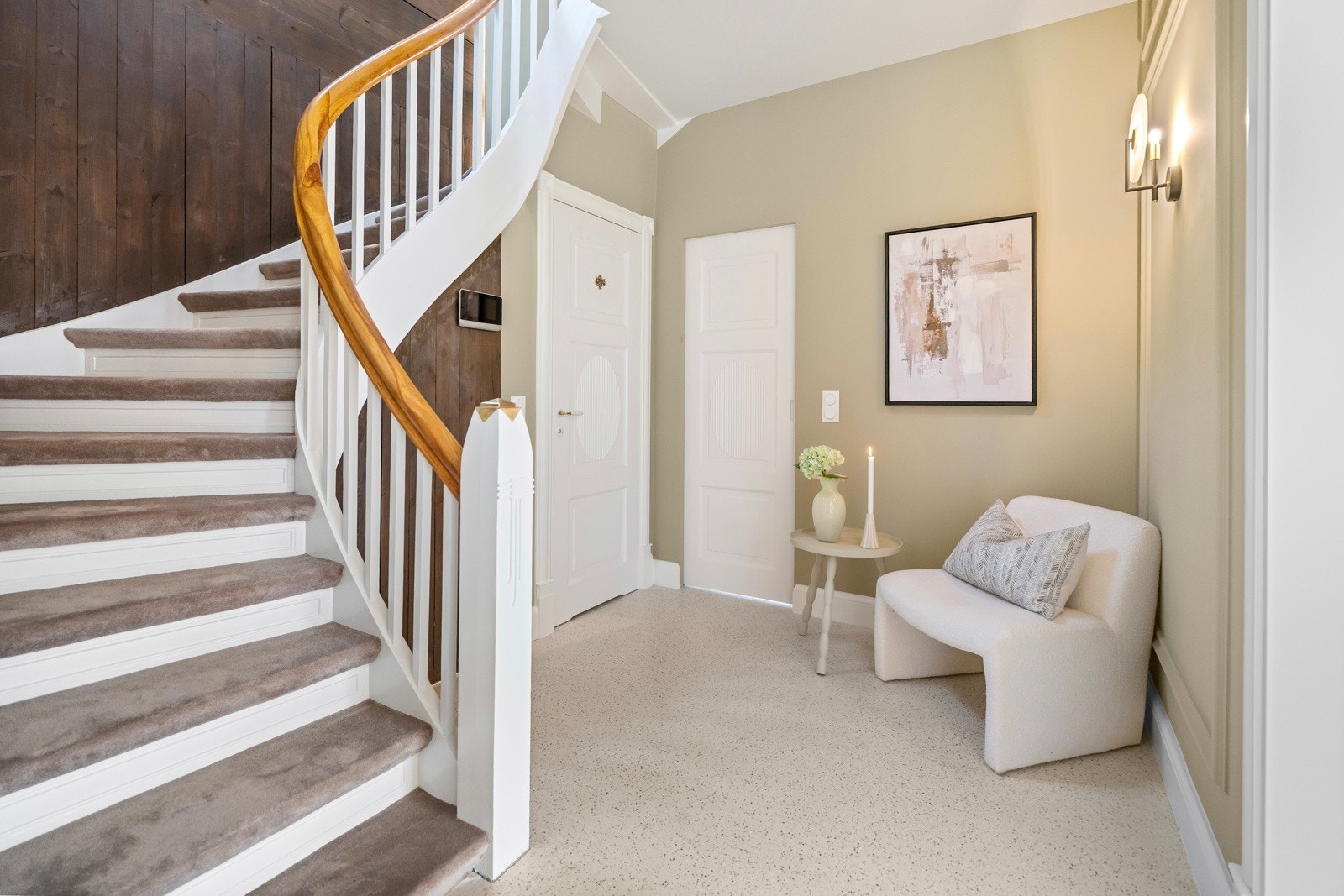 Hallen er utført i samme stil og overflater som entreen. Galleribilde