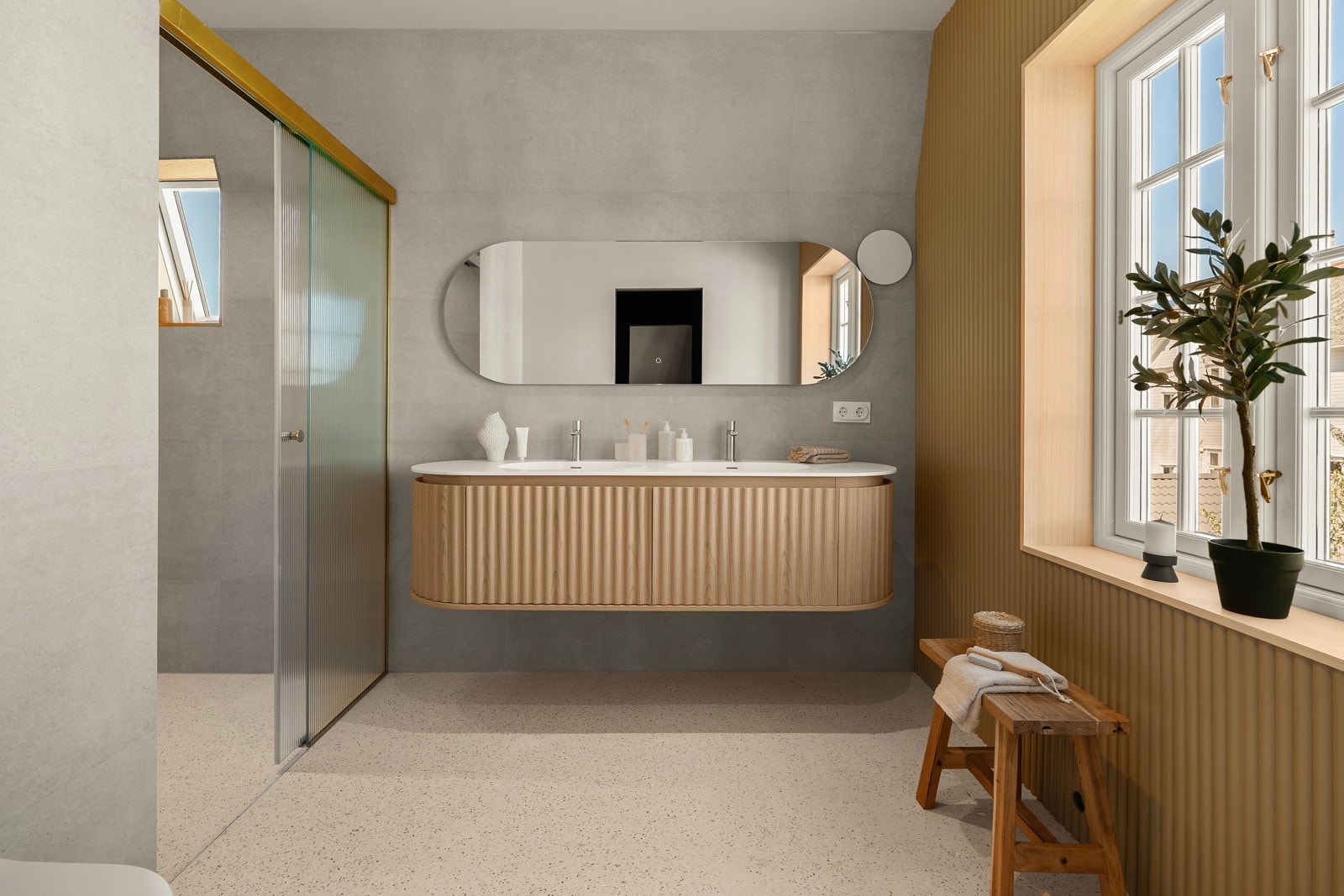 Boligen har tre nye bad, et toalettrom, et vaskerom i kjelleren og mulighet for et fjerde bad på loftet. Galleribilde