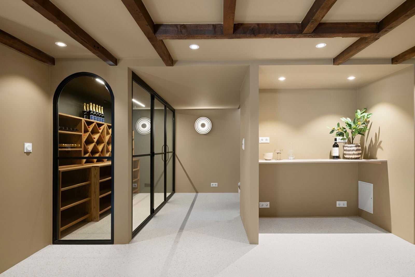 Kjelleren er innholdsrik og skjuler en rekke fasiliteter, blant annet en kjellerstue, vinrom, spaavdeling, et yoga-rom og et uinnredet rom. Galleribilde