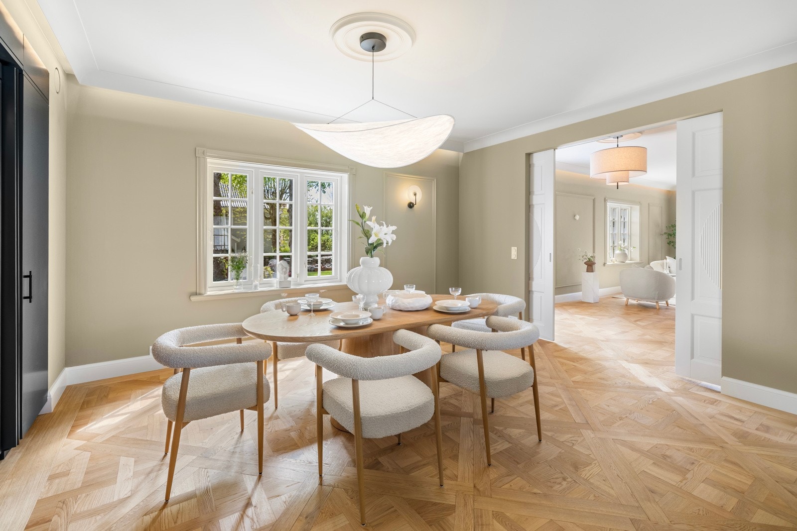 Kjøkkenet og spisestuen utgjør en flott helhet med innholdsrik, snekkerbygd innredning fra Drømmekjøkkenet i den innerste sonen og plass til spisebord nærmest stuen. Galleribilde