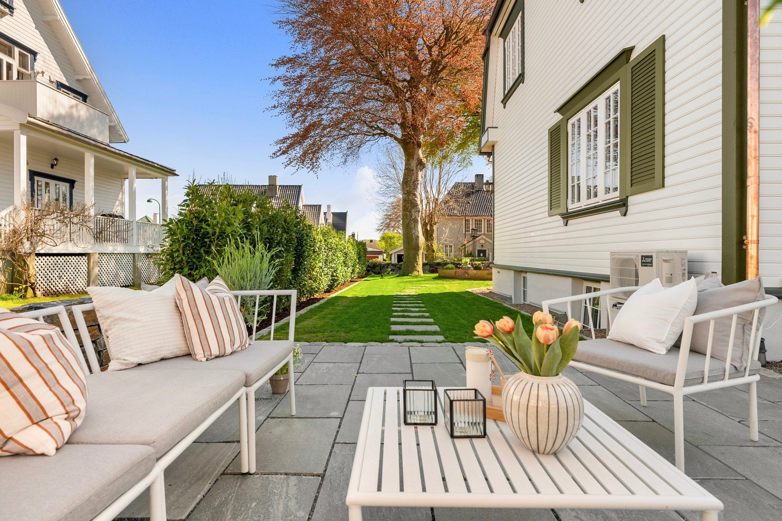 Markterrassen har god plass til møbler og adkomst til boligens inngangsparti og biinngang på baksiden, via heller over singlet areal. Galleribilde