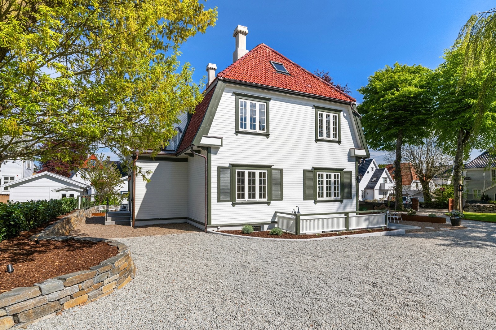 Det er god plass til flere biler på egen gårdsplass, som også er tilrettelagt for carport. Galleribilde