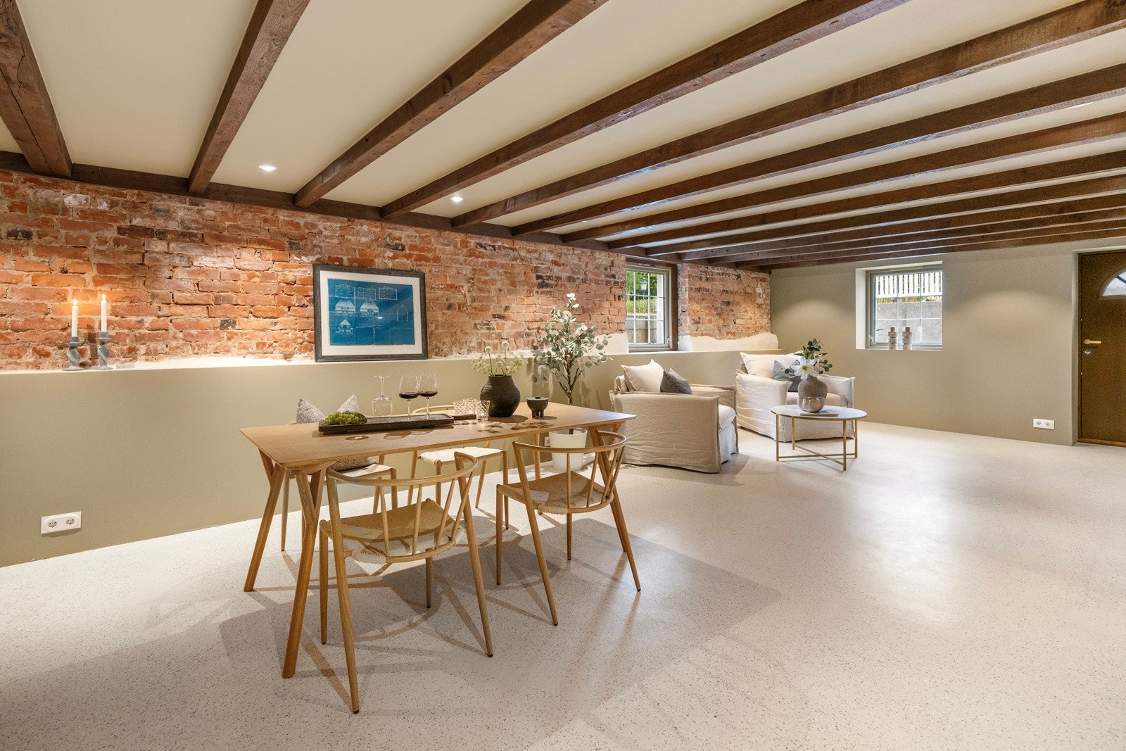 Rommet har to vinduer og utgang direkte til hagen Galleribilde