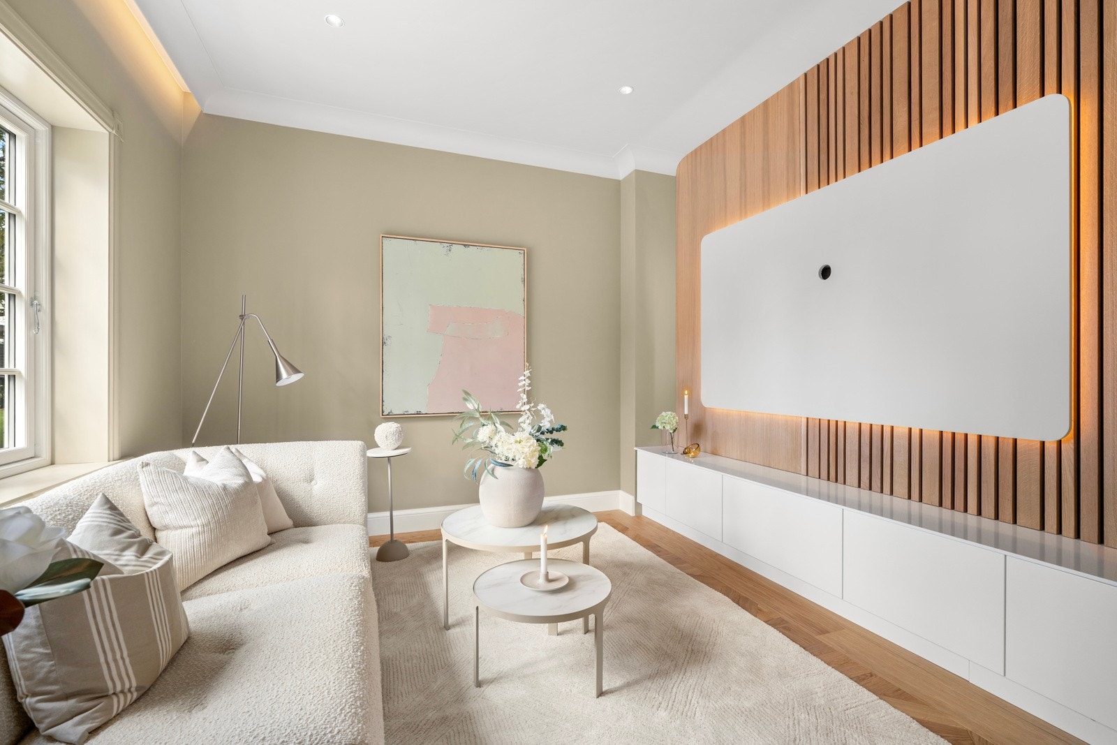 Den tilbaketrukne tv-stuen er utført i samme stil som stuen, men har en tv-vegg kledd i eik og eikespiler. Galleribilde