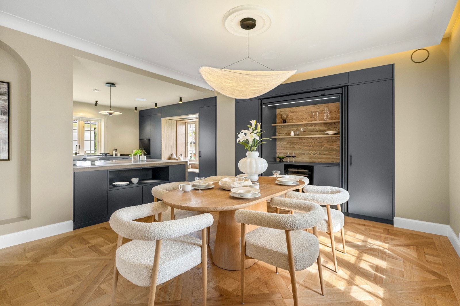 I spisesonen er det mønsterparkett, samt stemningsbelysning i kanten av himlingen, en unik designlampett på veggen og en oval veggnisje som gir en fin ramme til kunst. Galleribilde