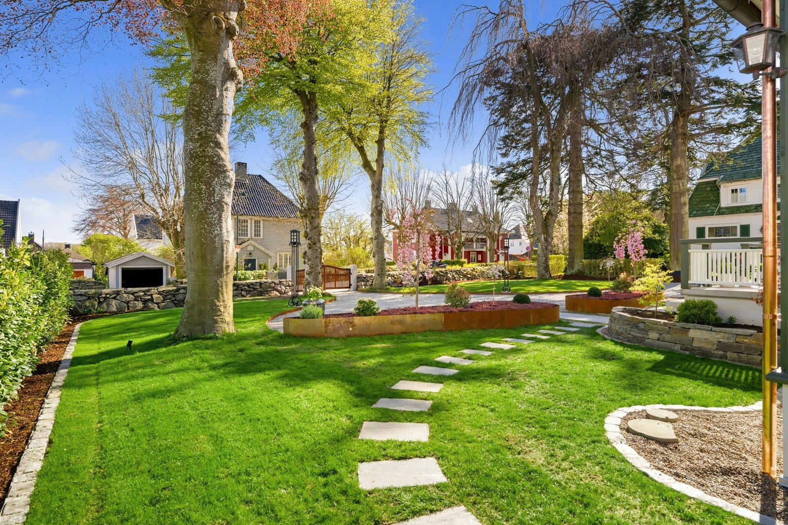 Flere ærverdige trær fra byggetiden er bevart og fremhevet med belysning. Galleribilde