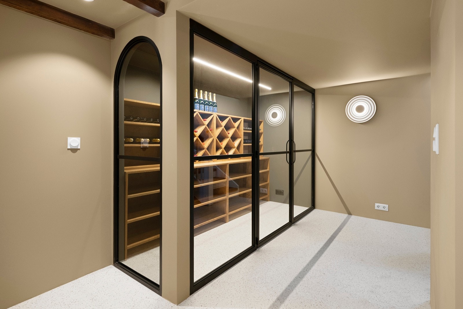 I en nisje er det en fastmontert serveringsbenk og det er nylig bygd et vinrom i hjørnet av kjellerstuen, satt opp med vegger i glass med sort ramme. Galleribilde