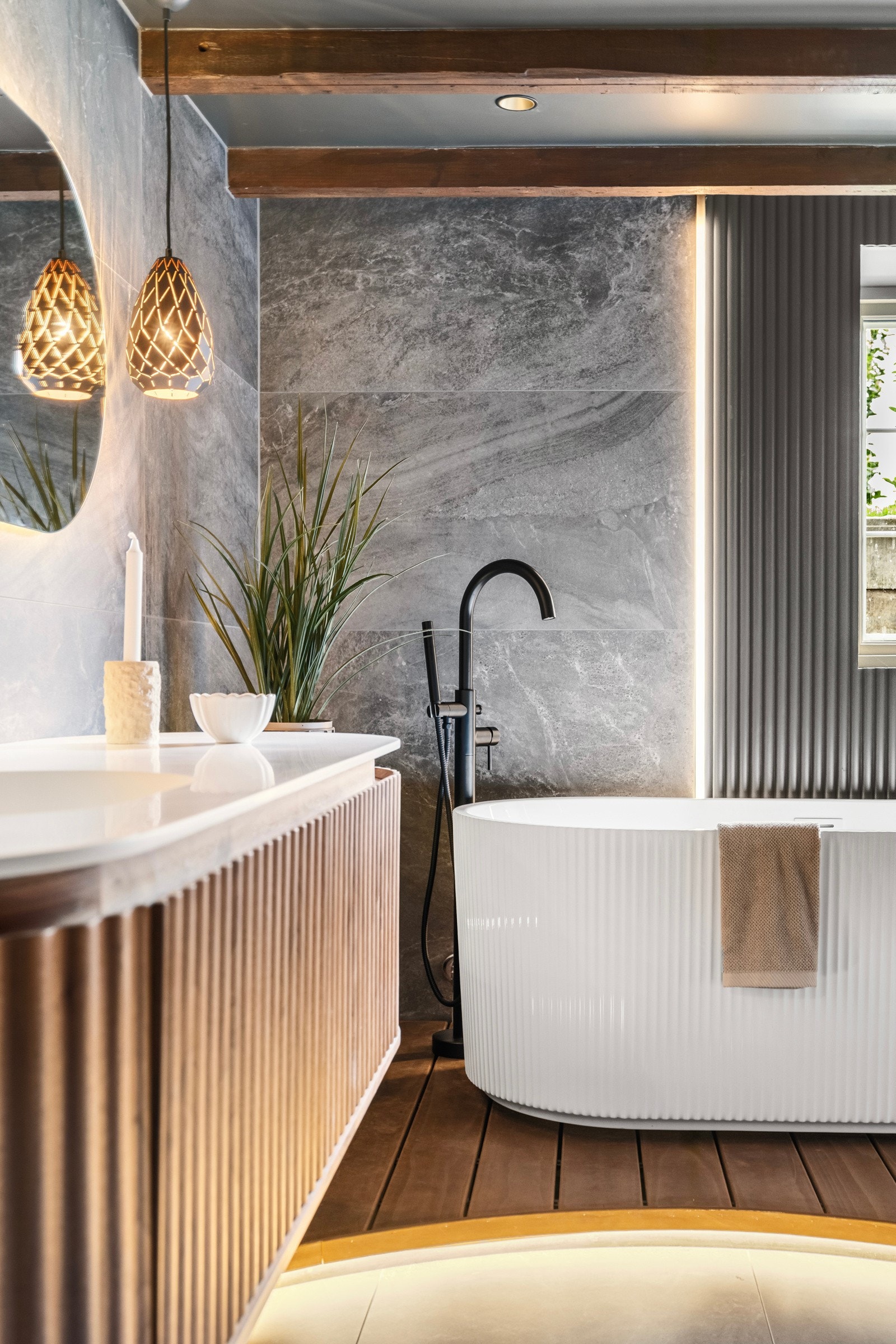 Overgangen mellom fliser og skipsgulv er buet og utstyrt med ledbelysning. Galleribilde