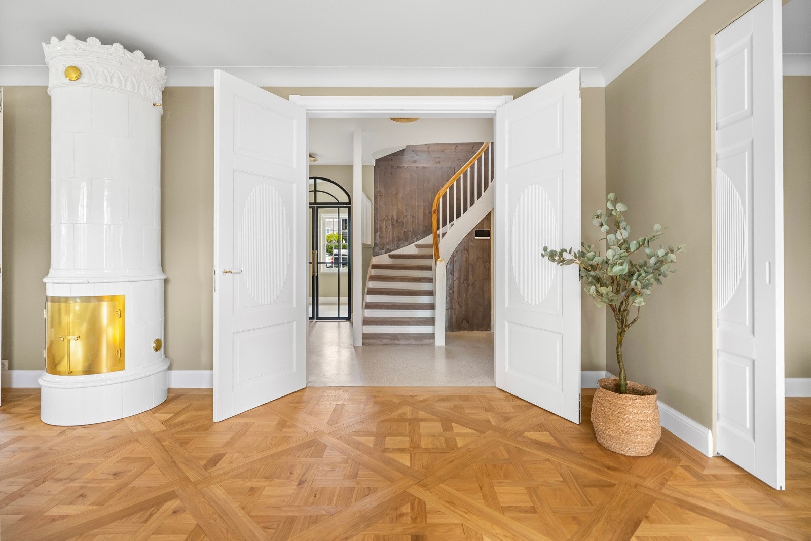 Stuen er lys og luftig med et herskapelig preg og adkomst fra hallen via tofløyede dører. Galleribilde