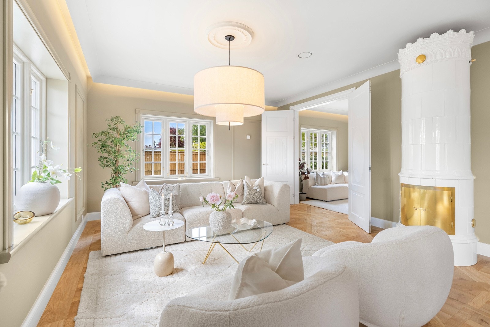 Like dører leder inn til tv-stuen, mens matchende, doble skyvedører skiller stuen fra kjøkkenet. Galleribilde