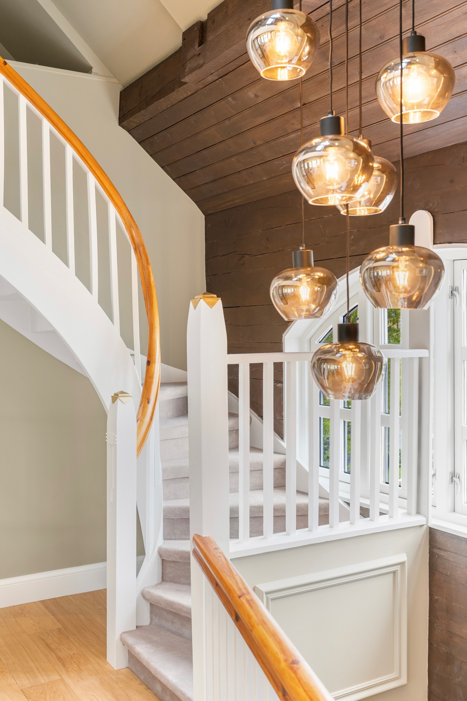 Fra gangen fører en pen trapp med teppe i trinn opp til loftet. Galleribilde