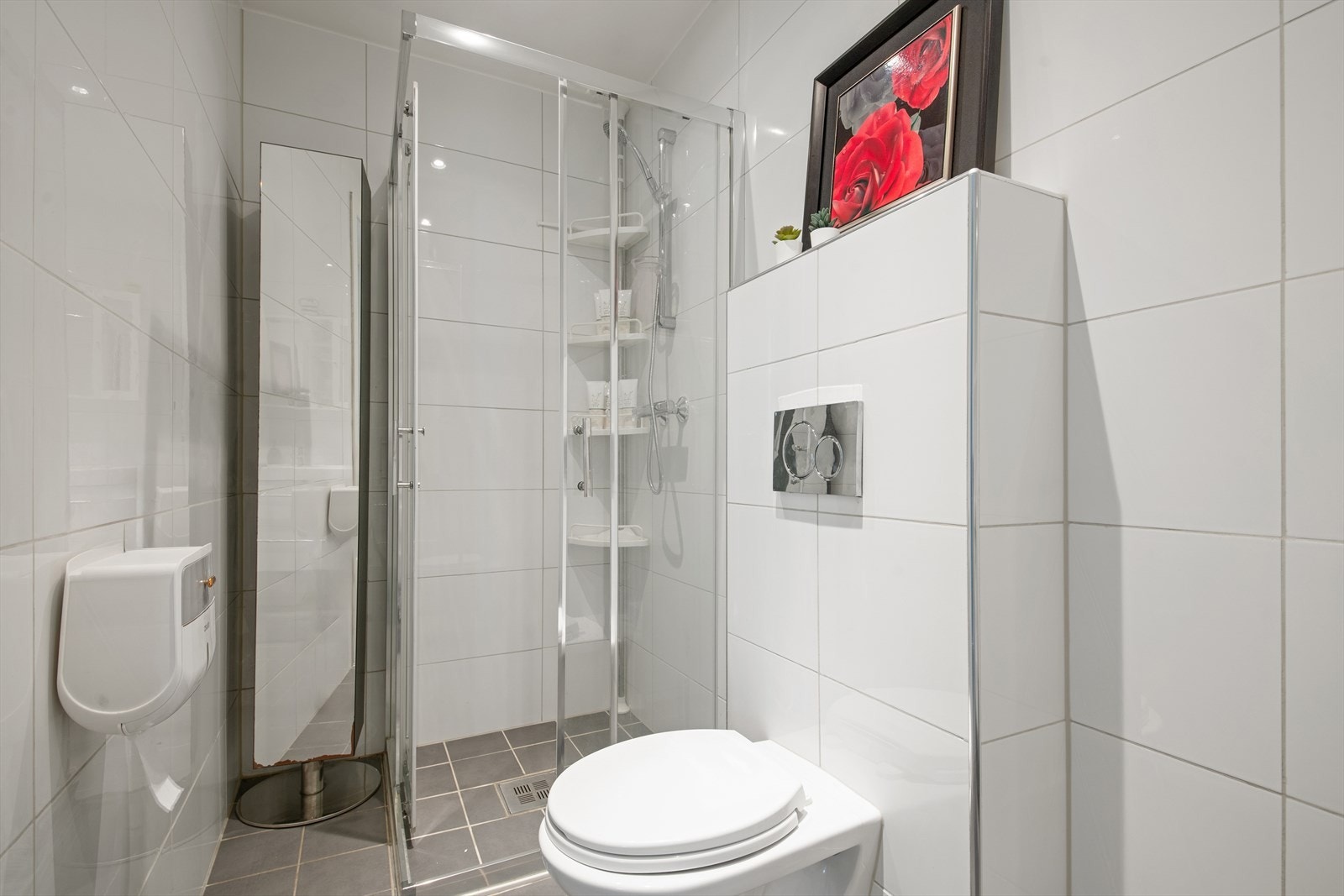 Delikat flislagt baderom i 1 etasje. Galleribilde