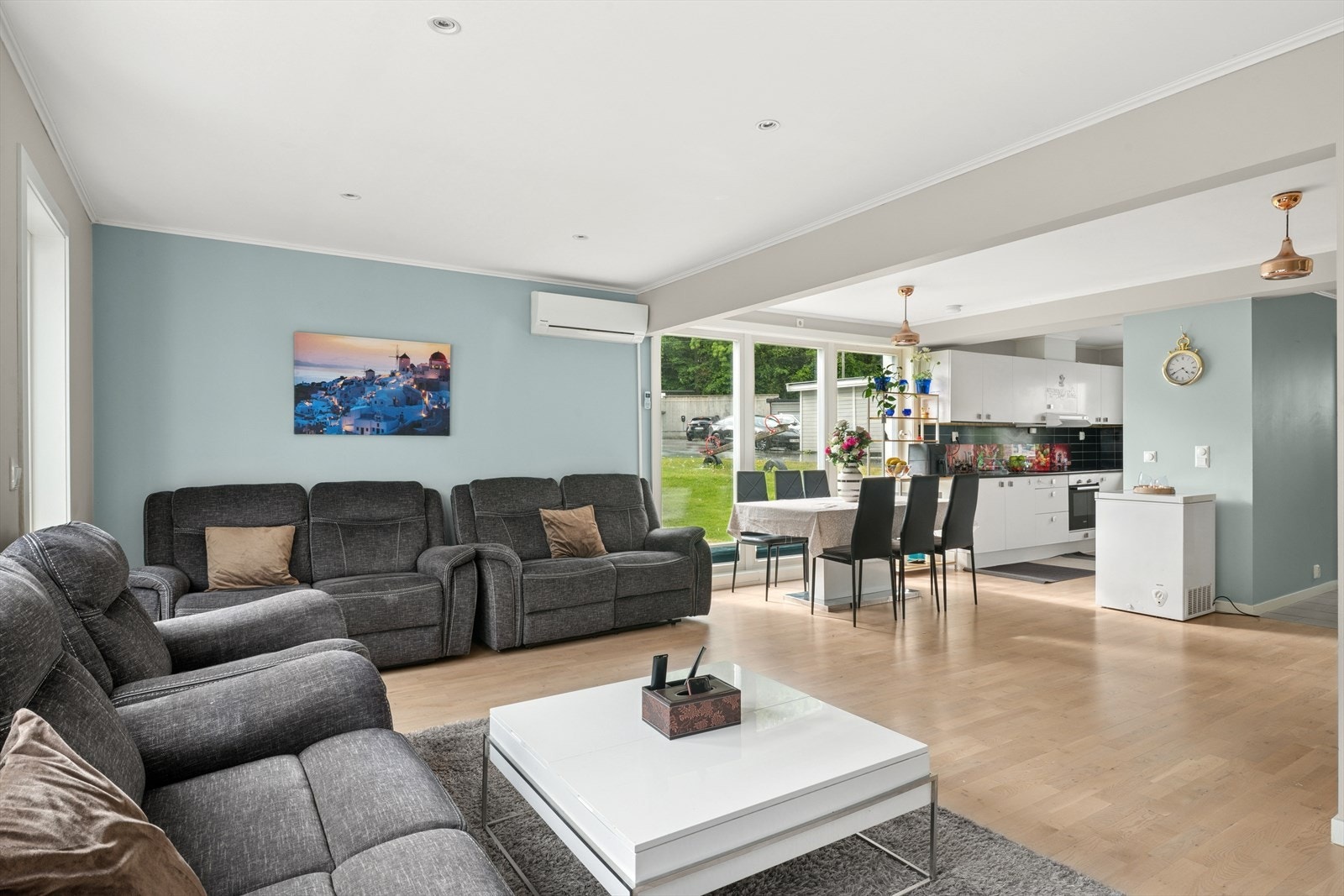 Det er montert luft til luft varmepumpe i stuen. Galleribilde