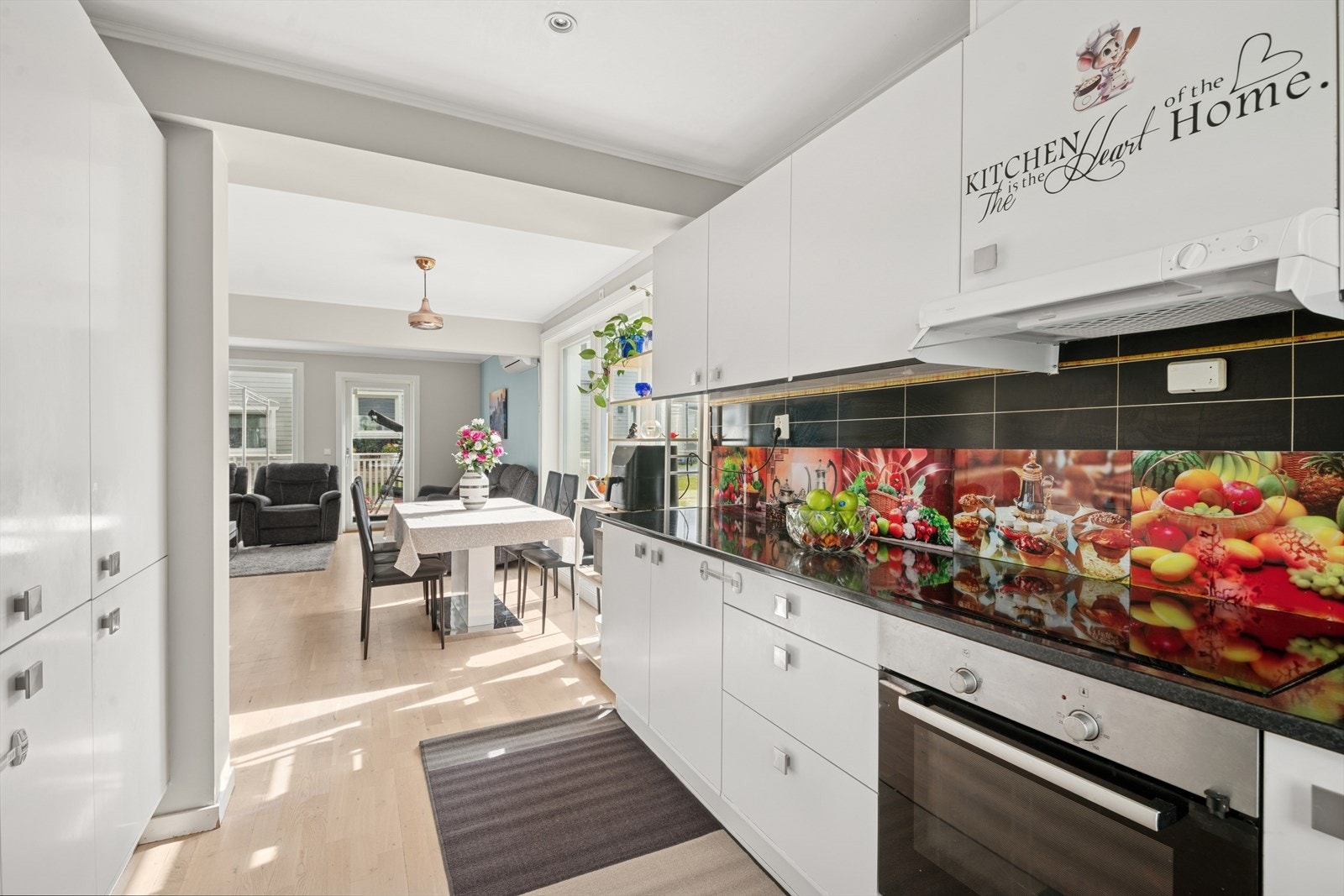 Integrerte hvitevarer medfølger i handelen. Galleribilde