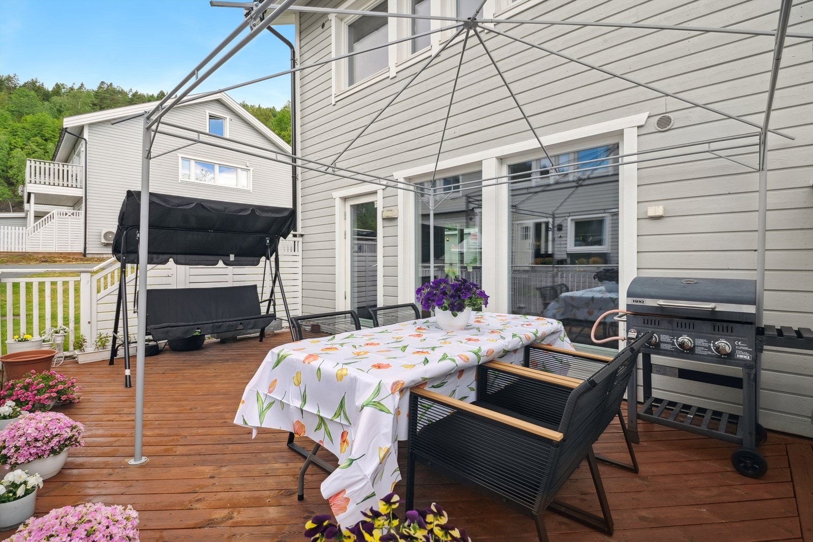 God plass til utemøblement og grill. Galleribilde