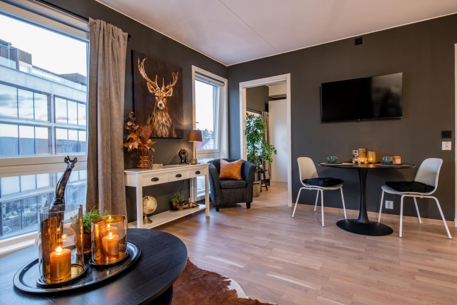 Illustrasjonsbilde fra tilsvarende leilighet. Leiligheten til salgs har hvite vegger Galleribilde