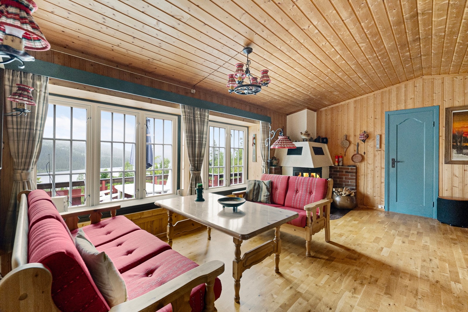 Stuen er lun og har ny peisinnsats fra 2024 som gir både varme og kos på vinterdager Galleribilde