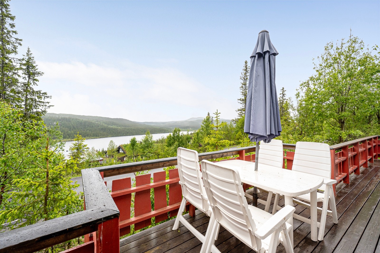 Hytta kan skilte med en solrik terrasse som strekker seg rundt tre sider av bygget, noe som gir gode solforhold hele dagen Galleribilde