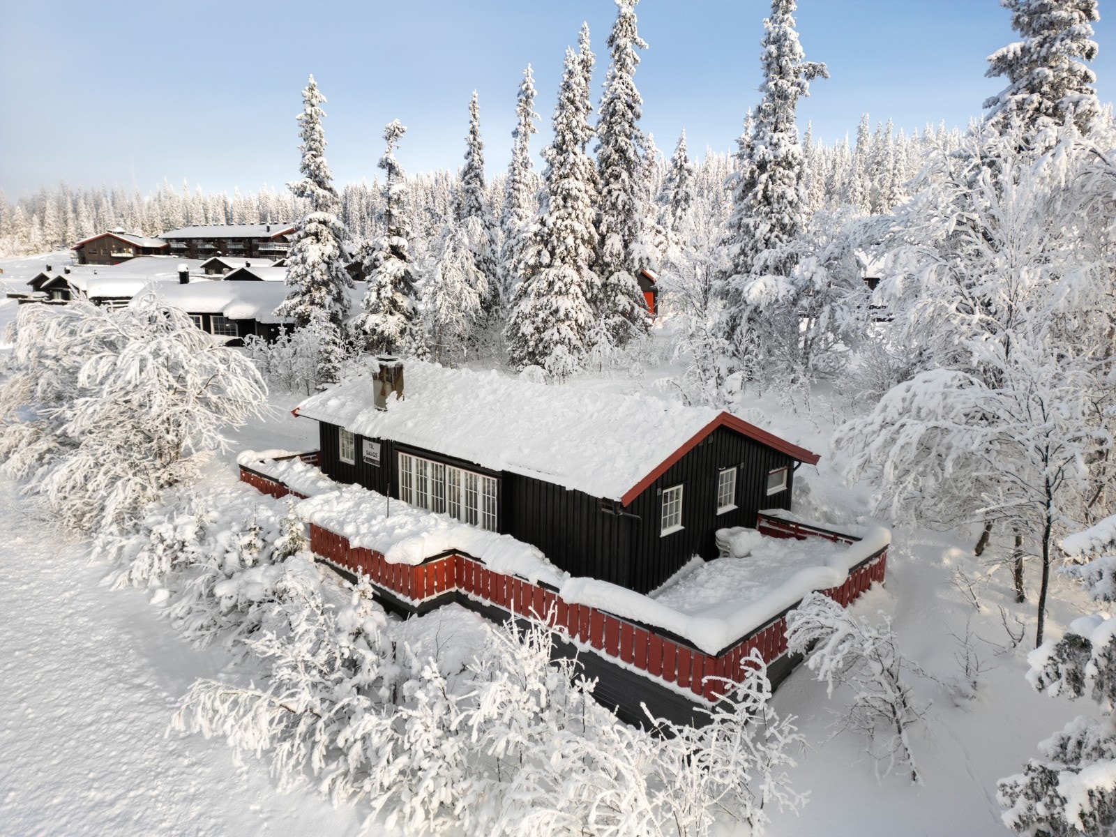 Hytta ligger i et meget snøsikkert område og vinterlandskapet er vakkert her Galleribilde