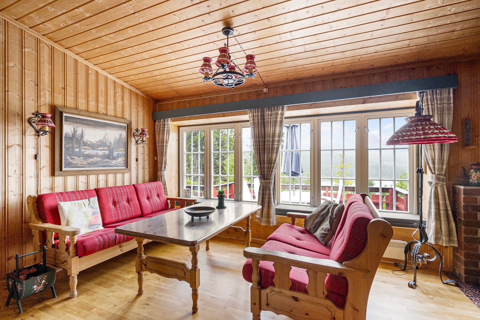 Det slippes godt med dagslys inn i stuen Galleribilde