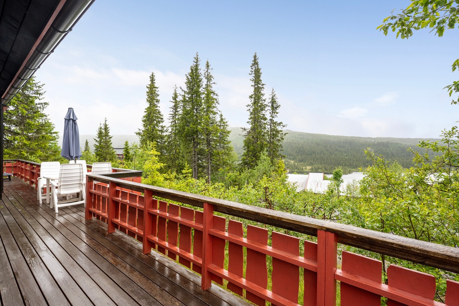 Her kan du lene deg tilbake og nyte den fantastiske utsikten over Synnfjorden og de vakre fjellområdene rundt - et perfekt sted for rolige morgenkaffer, sosiale sammenkomster eller bare å kjenne roen senke seg etter en aktiv dag i fjellet Galleribilde