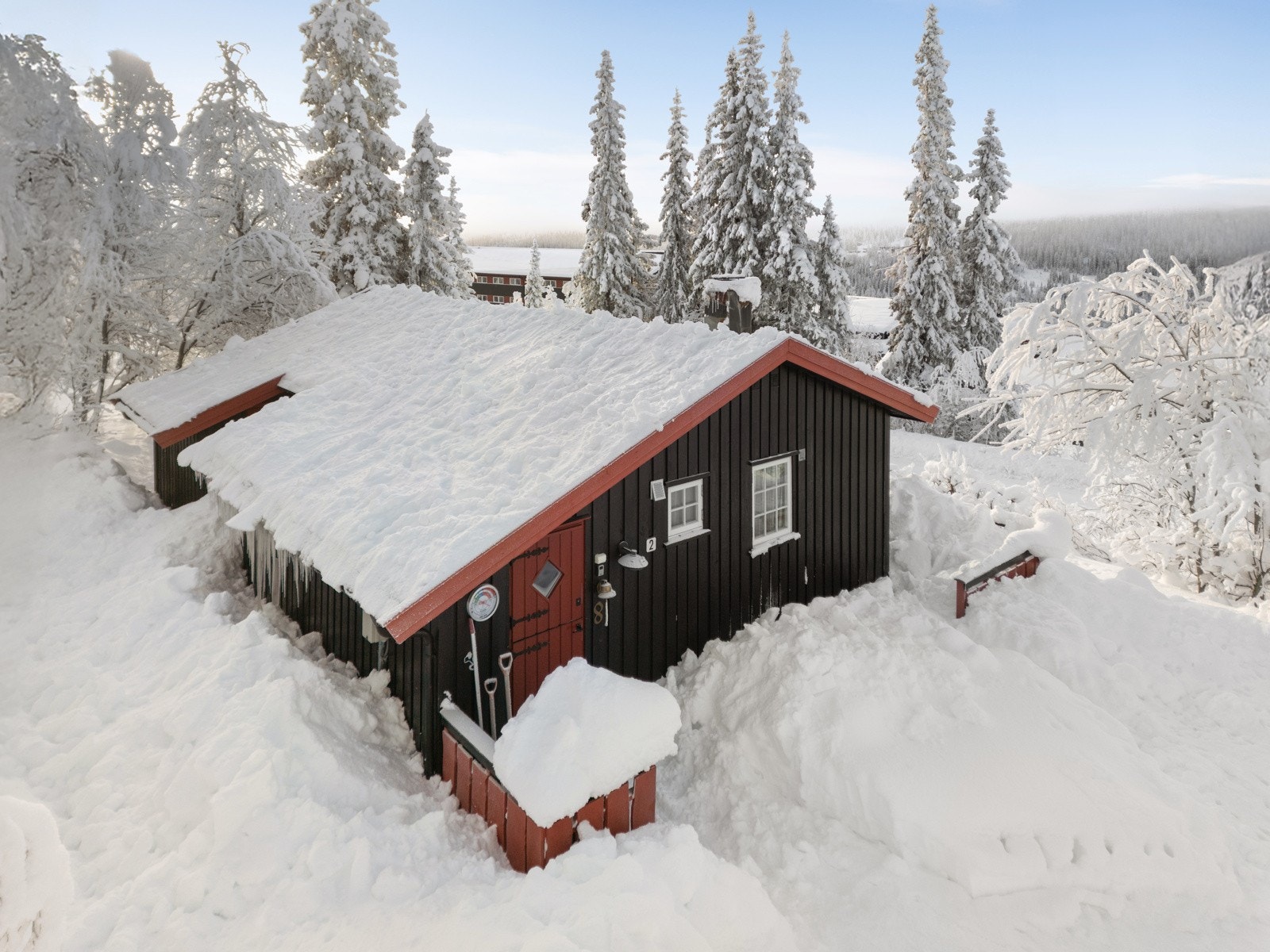 Hytta har en flott beliggenhet med nydelig utsikt mot Synnfjorden, og her kan du nyte gode solforhold store deler av dagen Galleribilde