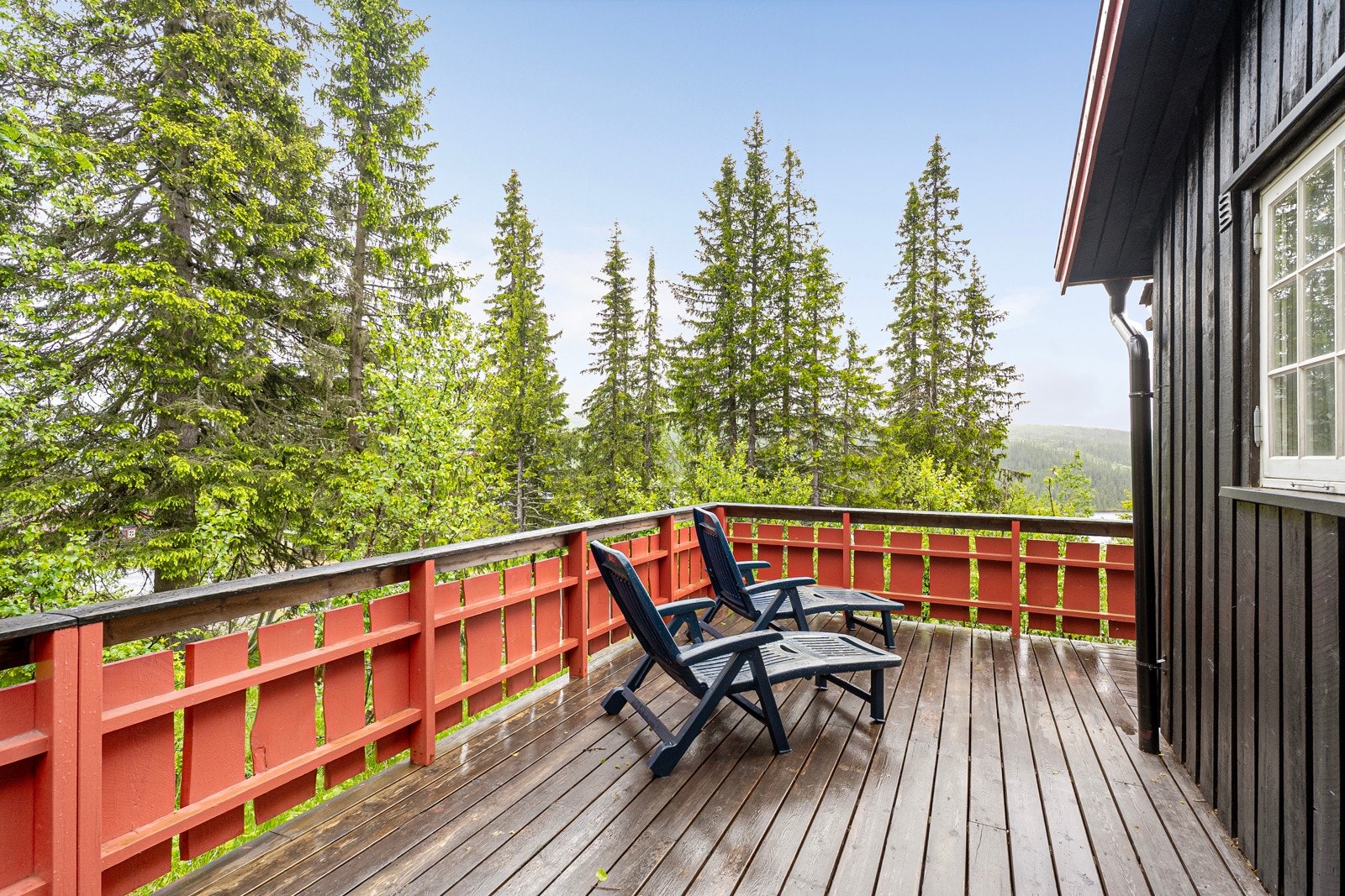 Med innlagt vann, avløp og strøm, samt helårsvei, er dette en komfortabel og lett tilgjengelig fritidsbolig året rundt. Galleribilde