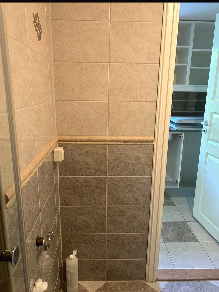 Bad, plass for vaskemaskin og tørkrrommel Galleribilde