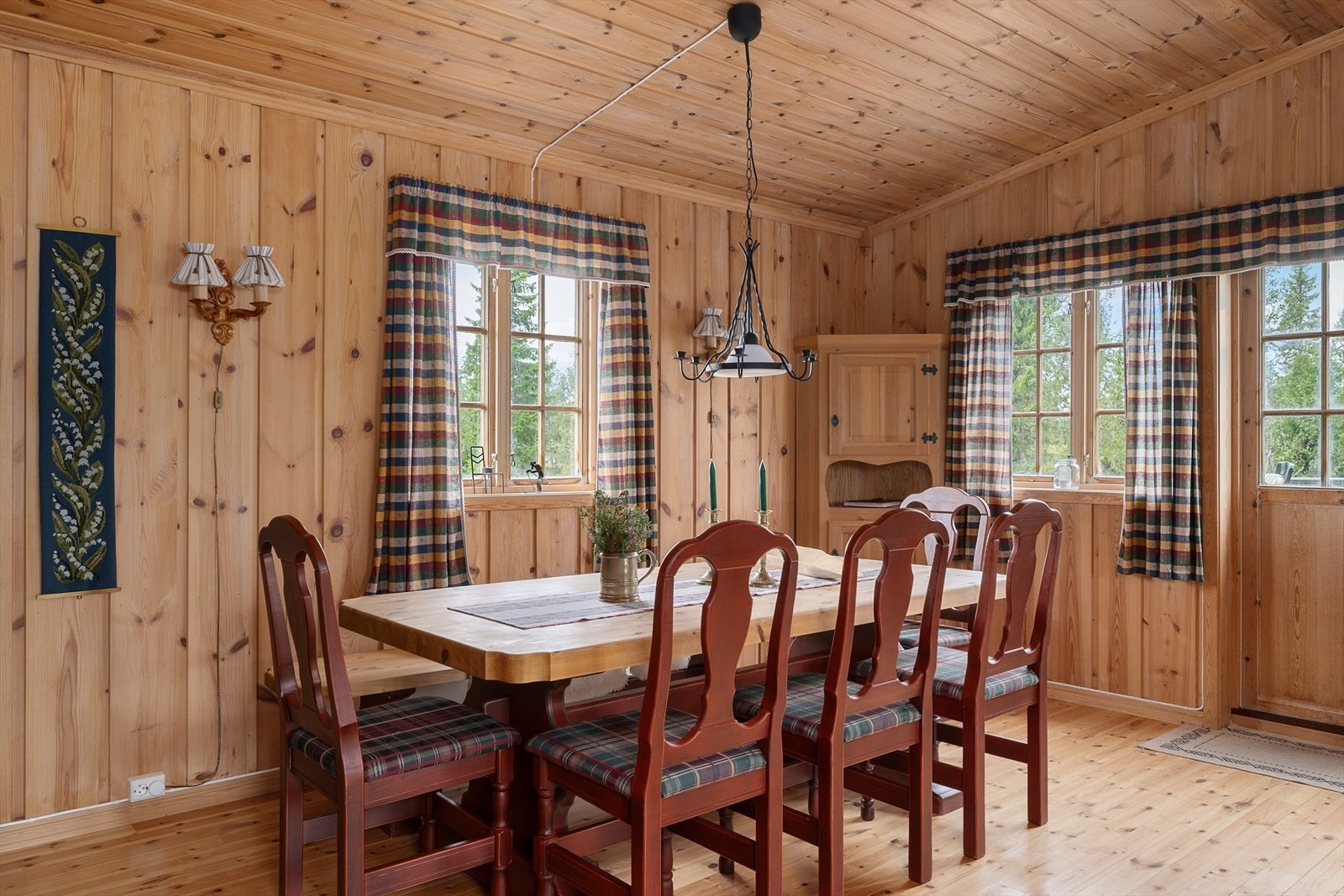 Trivelig spiseplass foran vinduet der det er god plass til langbord. Galleribilde