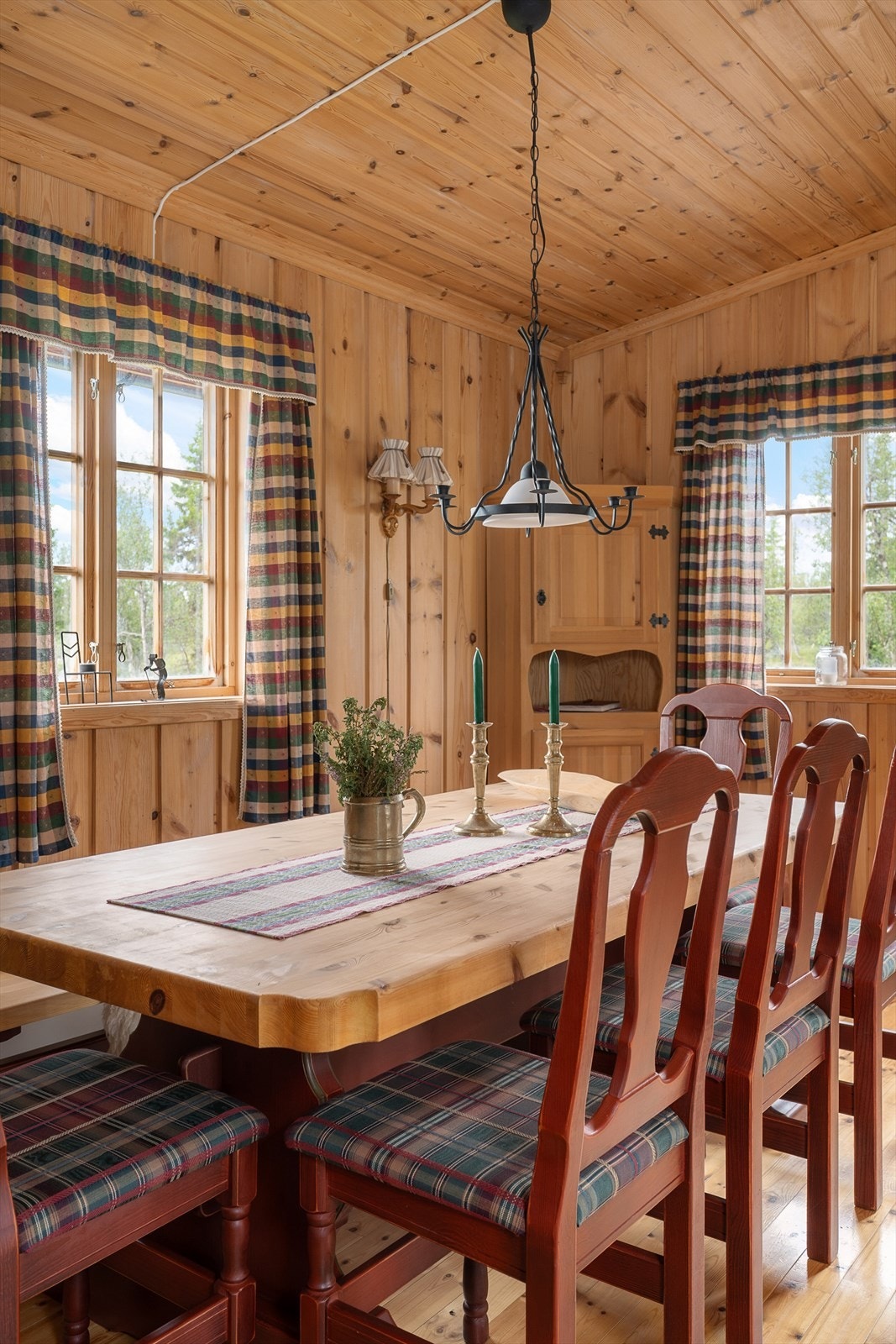 Fint lys inn over spiseplassen gjennom vinduer på to vegger. Galleribilde