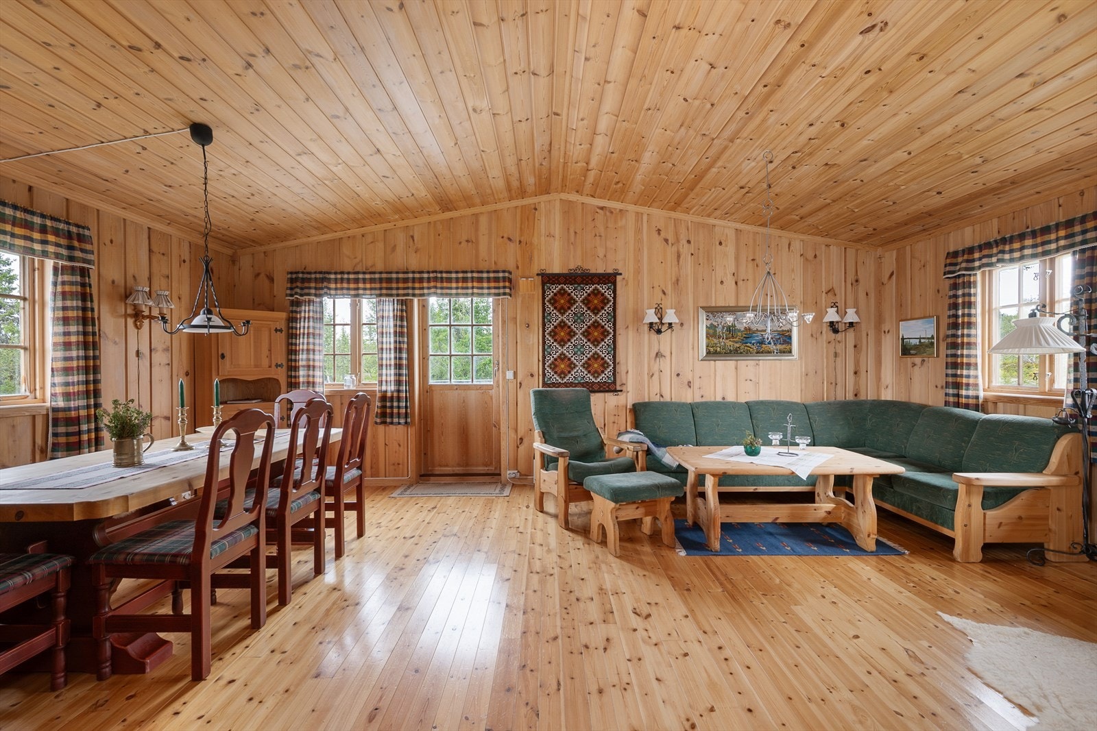 Romslig og hyggelig stue der det kommer rikelig med naturlig lys inn i rommet. God takhøyde, fin romfølelse. Galleribilde