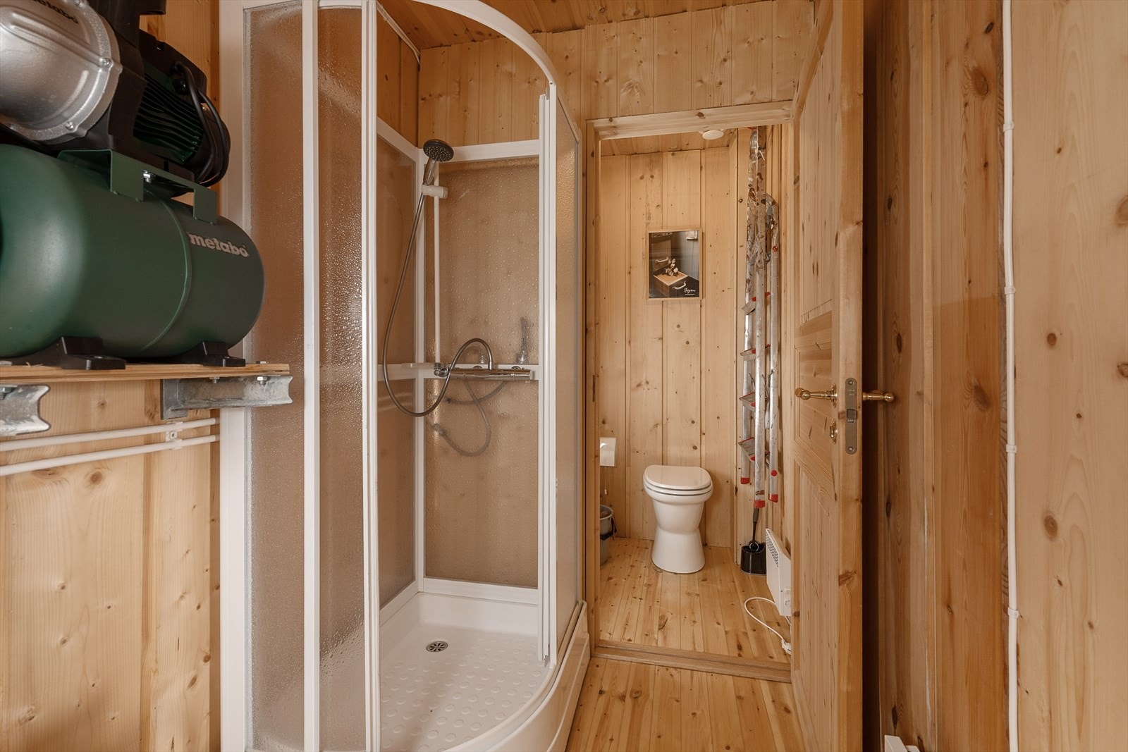 Hyttas sanitærrom er utstyrt med dusj og ny vannpumpe fra 2020. Videre er det eget toalettrom. Galleribilde