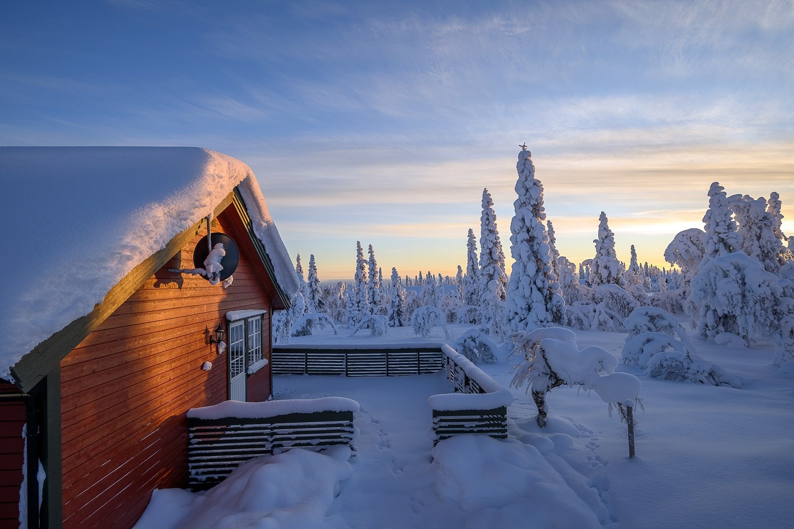 Romslig terrasse med god plass til utemøbler, perfekt for solrike dager hele året! Galleribilde