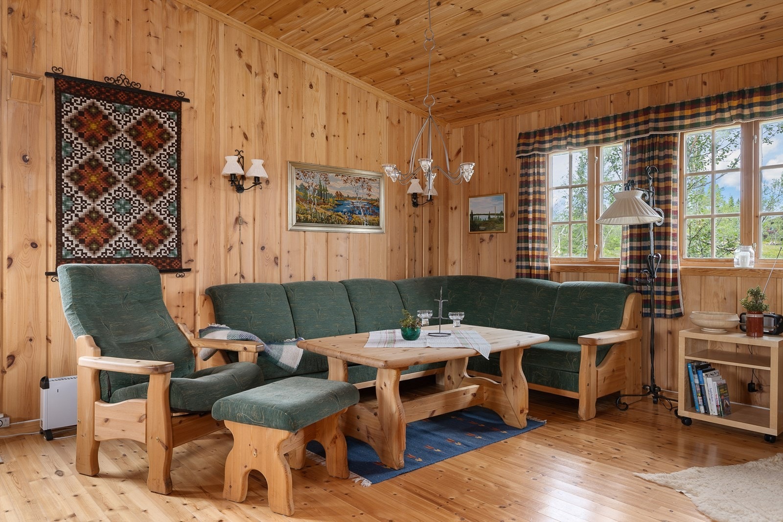 Det er god plass til både sofa og langbord i stua. Hyggelig å lande i sofaen etter en dag ute på tur. Galleribilde