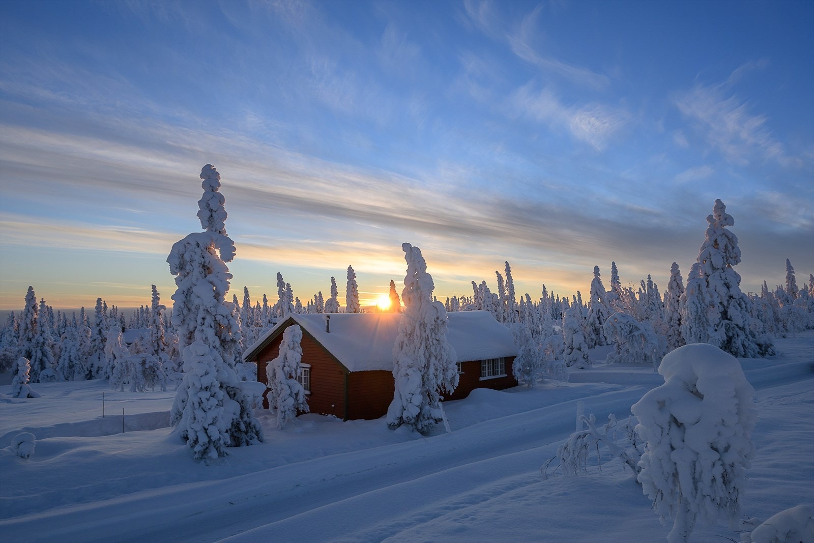 Det er forholdsvis flatt og lett terreng rundt hytta. Det er helårsvei og innlagt strøm. Vann hentes i vannpost. Galleribilde
